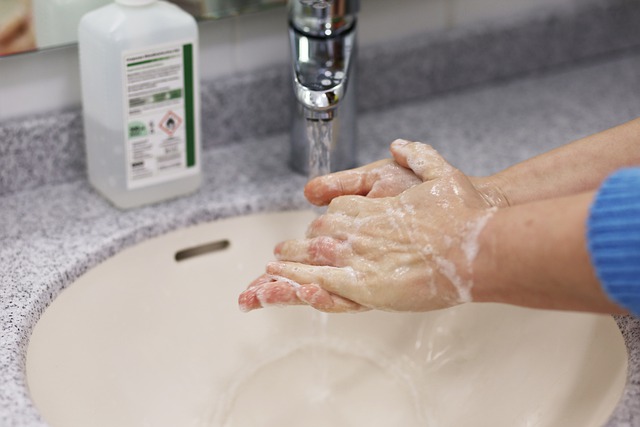 Mytí rukou v umyvadle